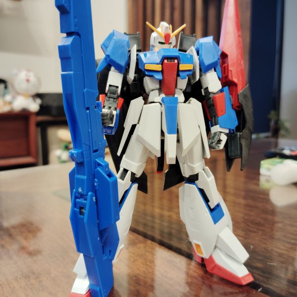 閲覧ありがとうございます！今回のお題はZガンダムですまずは仮組みをしました差し替えによる変形のためMSでもWRでも抜群のプロポーションになります改造なしだってこの完成度です蛇足かとは思いますが、少しディテールを加えていこうと思います今日はここまでです（3枚目）