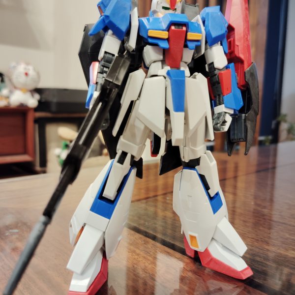 閲覧ありがとうございます！今回のお題はZガンダムですまずは仮組みをしました差し替えによる変形のためMSでもWRでも抜群のプロポーションになります改造なしだってこの完成度です蛇足かとは思いますが、少しディテールを加えていこうと思います今日はここまでです（2枚目）