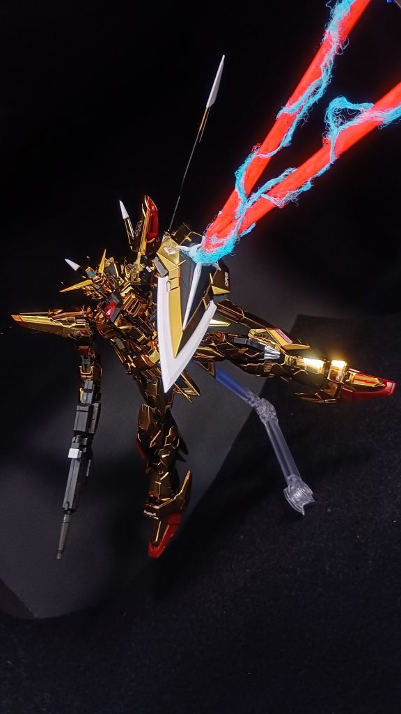 厳密に言えば、このシールドには金色部分にしか、ヤタノカガミ加工はされてないらしく、画像の被弾部分では反射できません！生温い目で見てください(zaku-kao4)