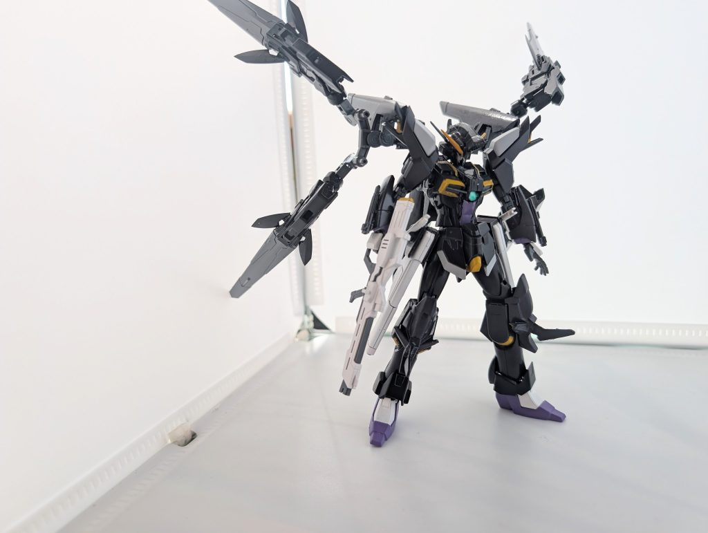 ガンダムフライングフィッシュは素体にライジングフリーダムを使っています、そしてモチーフの一つにaoz外伝　審判のメイス　からガンダムグリンブルスティが入っています！（頭部はガンダムリヴランスヘヴン使っています）それとガンダムケストレルのマニューバエクステリアとエクリプスガンダムのマニューバストライカーを合わせてこの4枚羽状スラスターになっています（ここSEED要素意識）
