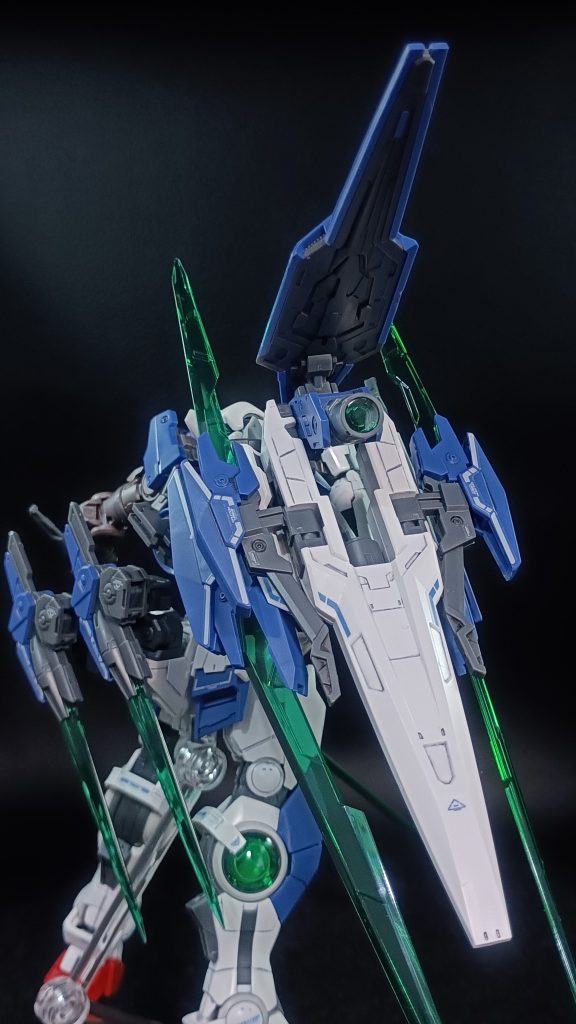 こちらの機体にはクアンタまでの開発の系譜が随所に見受けられる。ＧＮシールドや各武装、リペアⅢの装甲などだ。マイスターとなったばかりの私に機体解説など不可能だと？『そんな道理、私の無理でこじ開ける！』と、息巻いたが少年より脳粒子波を通じてレクチャーを受けており問題ない。
