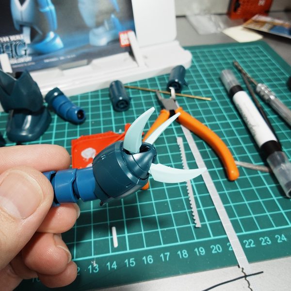 ズゴックのアイデンティティである水中特性を潰したらどんな機体になるかな…と、とりあえず右腕から弄ってみました。爪は鋭くなるように削って、逆向きにセットしてます。(特に意味はない)折角だからガトリング砲にしてみようとガンタンクからもぎ取って取付けてます。(ガトリング部分は回転します)取って付けただけで味気なかったので、なんか良い感じにプラ板巻き付けてなんかそれっぽくして…弾倉は3Dプリンターでそれっぽくして一旦仮組みしてます。あ、あと絶対に使えるはずがないビームサーベルもセット出来るようにセンターには穴を開けてあります。完成までにはまだまだかかりそうですが、楽しみながら作ってきます_(┐「ε:)_お目汚し失礼しました~(3枚目)