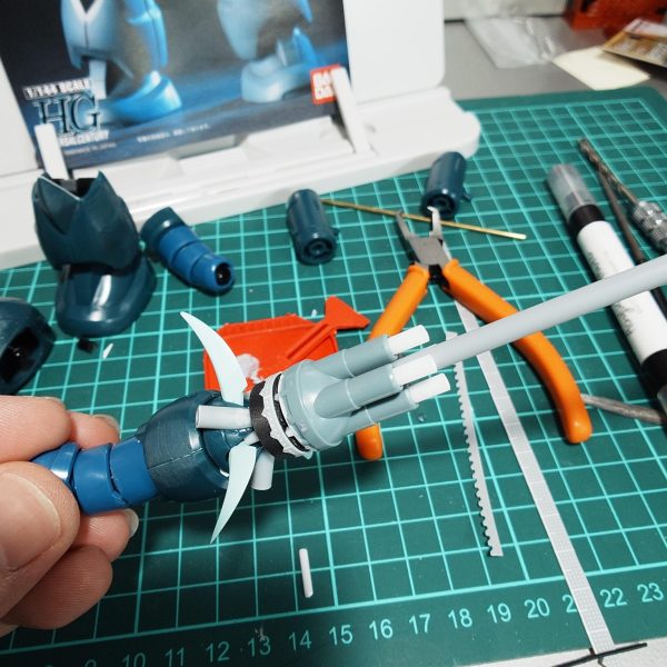 ズゴックのアイデンティティである水中特性を潰したらどんな機体になるかな…と、とりあえず右腕から弄ってみました。爪は鋭くなるように削って、逆向きにセットしてます。(特に意味はない)折角だからガトリング砲にしてみようとガンタンクからもぎ取って取付けてます。(ガトリング部分は回転します)取って付けただけで味気なかったので、なんか良い感じにプラ板巻き付けてなんかそれっぽくして…弾倉は3Dプリンターでそれっぽくして一旦仮組みしてます。あ、あと絶対に使えるはずがないビームサーベルもセット出来るようにセンターには穴を開けてあります。完成までにはまだまだかかりそうですが、楽しみながら作ってきます_(┐「ε:)_お目汚し失礼しました~(4枚目)