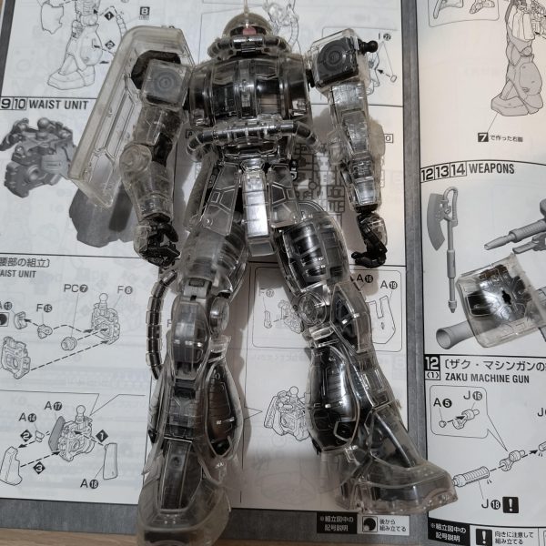 当時の私にいいたい、何故これを買ったのか？(zaku-kao2)すでに友人にもらったMGザクを作ったというのに。嫁（当時はまだ嫁ではない）も何故止めなかったのか。作ってみたら同じやんけってなったのは懐かしい思い出。展示品だからなんか特殊なんかなと思ってた僕を殴りたい（復活してよくわかってなくてMGって何？みたいな）(zion_emb)だが、それがいい！！そして運営に感謝！！（4枚目）