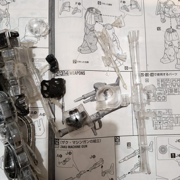 当時の私にいいたい、何故これを買ったのか？(zaku-kao2)すでに友人にもらったMGザクを作ったというのに。嫁（当時はまだ嫁ではない）も何故止めなかったのか。作ってみたら同じやんけってなったのは懐かしい思い出。展示品だからなんか特殊なんかなと思ってた僕を殴りたい（復活してよくわかってなくてMGって何？みたいな）(zion_emb)だが、それがいい！！そして運営に感謝！！（3枚目）