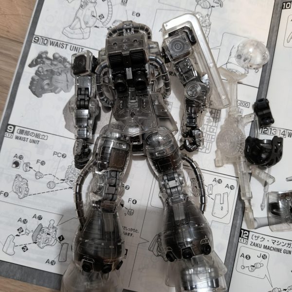 当時の私にいいたい、何故これを買ったのか？(zaku-kao2)すでに友人にもらったMGザクを作ったというのに。嫁（当時はまだ嫁ではない）も何故止めなかったのか。作ってみたら同じやんけってなったのは懐かしい思い出。展示品だからなんか特殊なんかなと思ってた僕を殴りたい（復活してよくわかってなくてMGって何？みたいな）(zion_emb)だが、それがいい！！そして運営に感謝！！（2枚目）