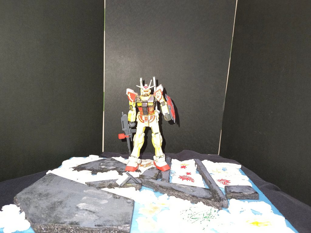 スチレンボードや紙粘土を使って作りました(gundam-kao2)マッキーで地面に絵を描いてます。