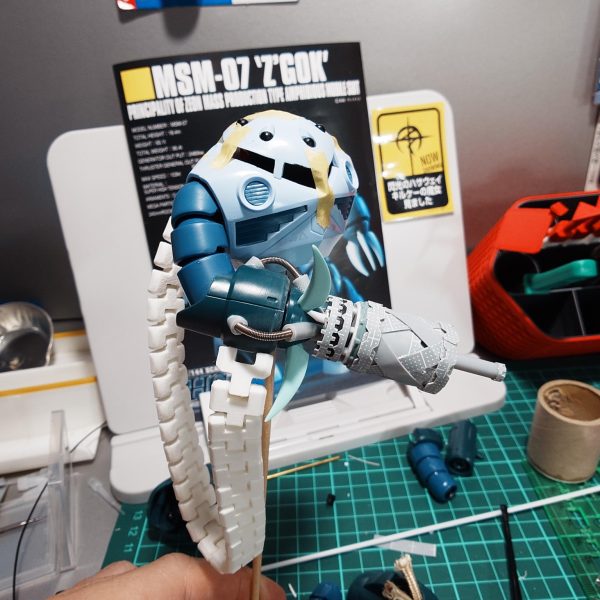 ズゴックのアイデンティティである水中特性を潰したらどんな機体になるかな…と、とりあえず右腕から弄ってみました。爪は鋭くなるように削って、逆向きにセットしてます。(特に意味はない)折角だからガトリング砲にしてみようとガンタンクからもぎ取って取付けてます。(ガトリング部分は回転します)取って付けただけで味気なかったので、なんか良い感じにプラ板巻き付けてなんかそれっぽくして…弾倉は3Dプリンターでそれっぽくして一旦仮組みしてます。あ、あと絶対に使えるはずがないビームサーベルもセット出来るようにセンターには穴を開けてあります。完成までにはまだまだかかりそうですが、楽しみながら作ってきます_(┐「ε:)_お目汚し失礼しました~(6枚目)