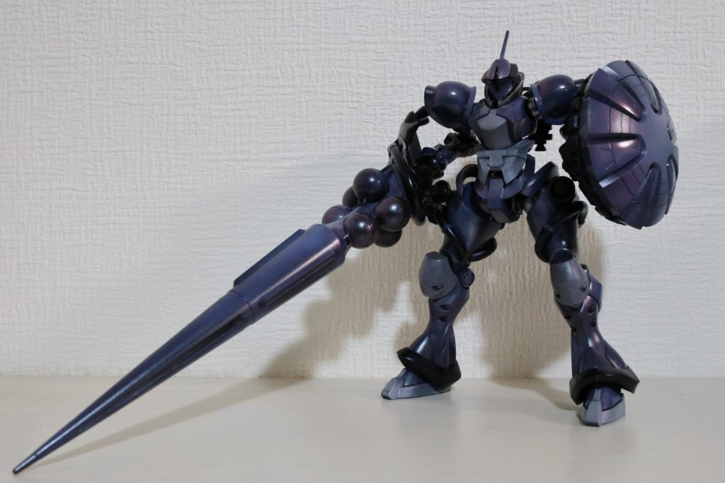 水色と白という破◯の人形をイメージして作り始めたのですが黒ベースにパールを吹いたことでさらに水色を重ねるとこの色彩になってしまいました
