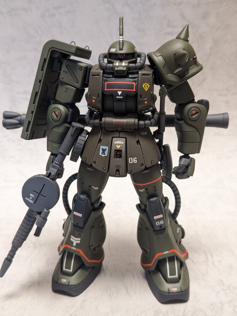 正面からの1枚。1/144からザクのキットは数多出ていますが、どれも自分の中ではベストではないんですよね。という訳で今回も様々なキットから各部拝借して理想のザクに近付けてみました。