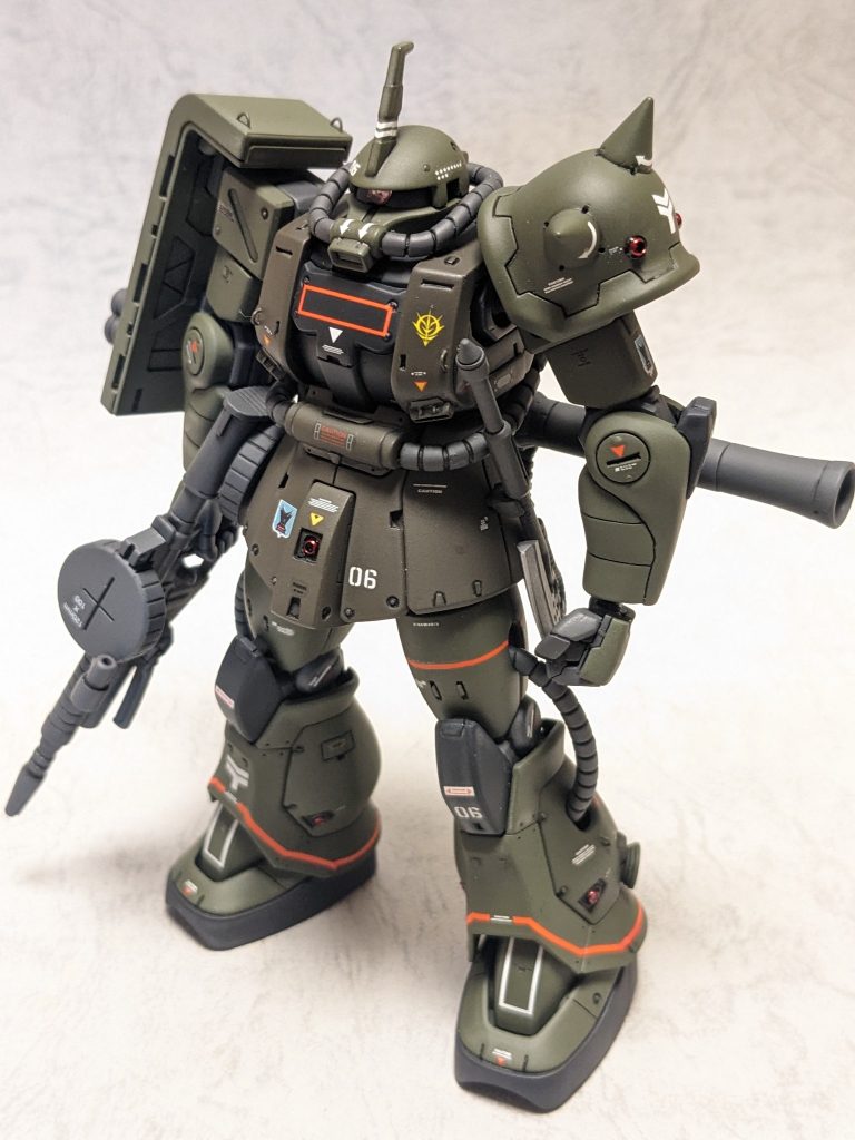 俯瞰で1枚。今回使用した主なキットと各部位は以下の通りです。頭部、肩、バックパック→ザクf2胴体、スパイクアーマー→高機動型ザクII腕部、脚部→ザク・マリナー右肩シールド→リヴァイブザク