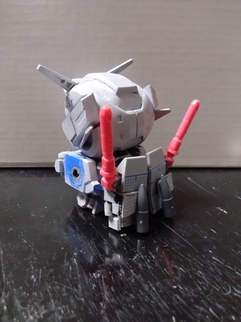 コアファイター本体はプラ材によるスクラッチ。そこにブロックロス赤いガンダムのサーベルと、ボールデンアームアームズのミサイルや、極小ボールジョイントを使って可動や形状設定を行っています。