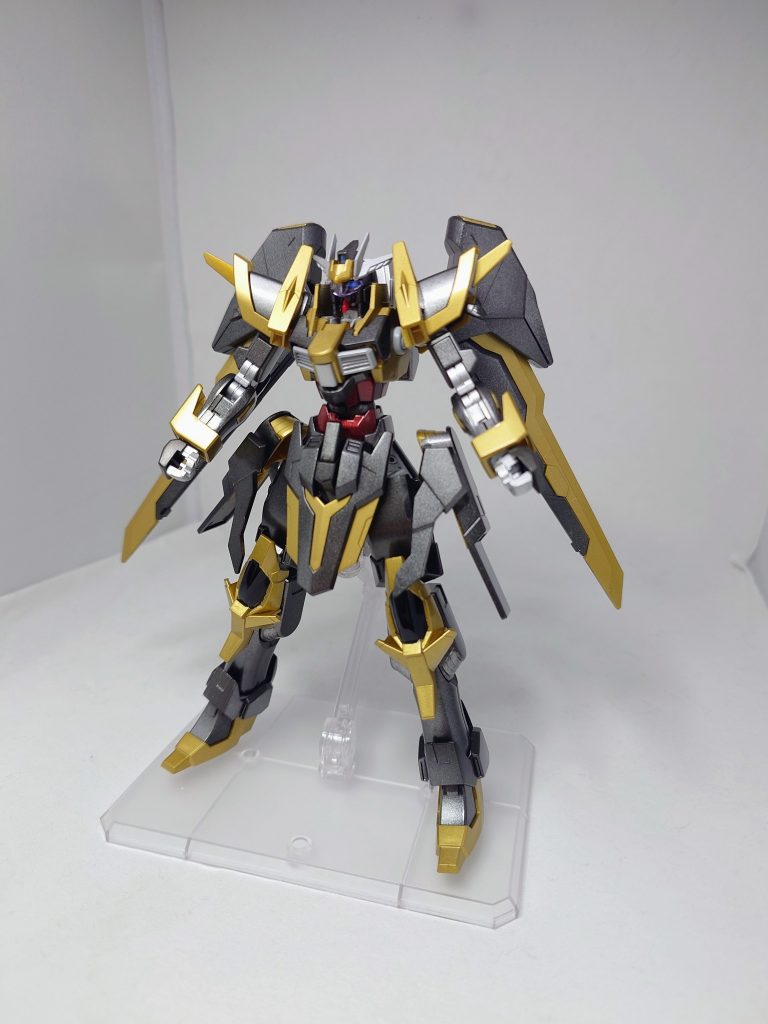 昔友人にジャンクのシュヴァルツリッターを貰ったので、バックパックを背負いつつ剣を持たせれる超イケメンな高級感溢れるシュヴァルツリッター目指しました！額メインカメラにはブルーレジンを埋めてあります使用塗料はベースはメタリックブラック、ゴールドシルバーリーフ、ピュアーメタリックレッドなどを使用しました。何かあれば質問くださいませ
