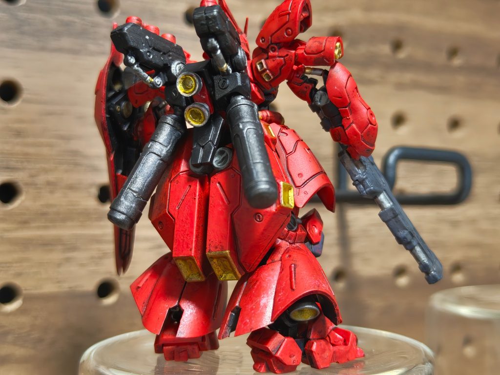 丸いバーニアはミニ四駆の皿ビス加工ヤスリで穴を掘り、ガンダムマーカーEXの金銀でお手軽に済ませています。