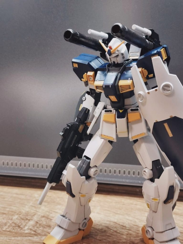 腰を沈めてキャノン撃ってる感じ