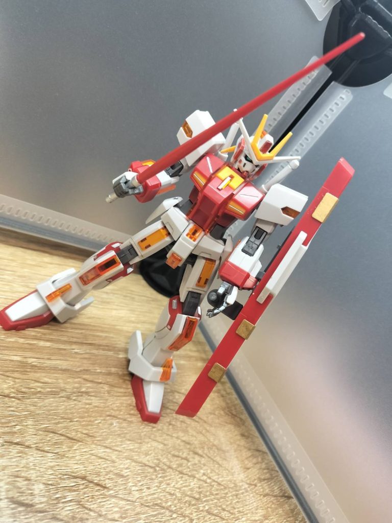 バイオセンサーと後頭部のクリアパーツを機体色に合わせて赤くしました(またバックショット撮り忘れた⋯)