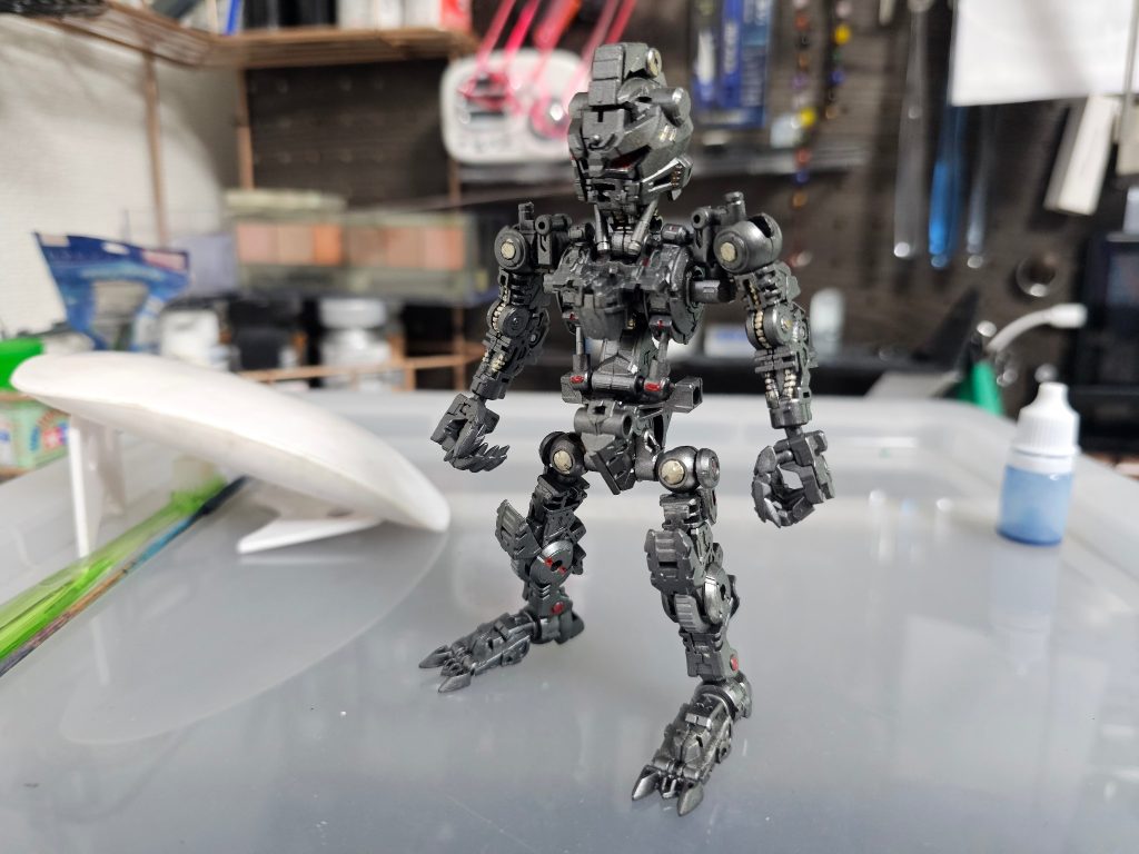 内部フレームもガイアノーツのガンメタとチタンゴールドの差し色で仕上げました。初めてMGSD組みましたがディテール細かくて組んでて楽しかったです🎶