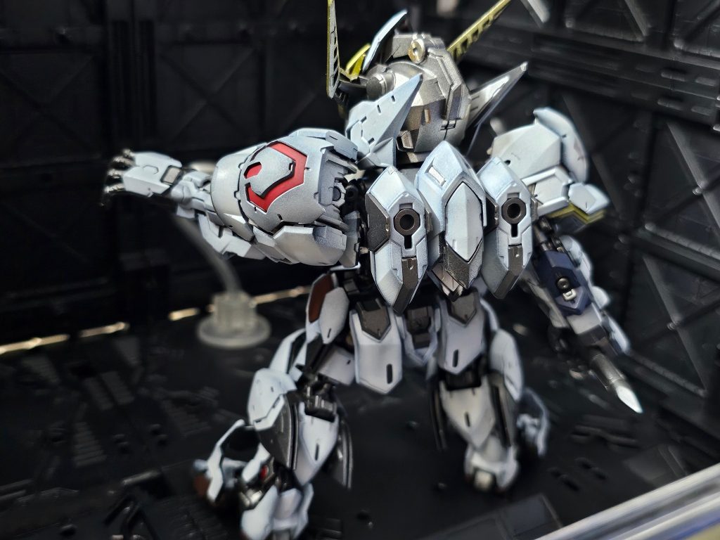 MGSD ガンダムバルバトス 全塗装 三日月とオルガを添えて–2枚目/制作者：さちお@sachi2024