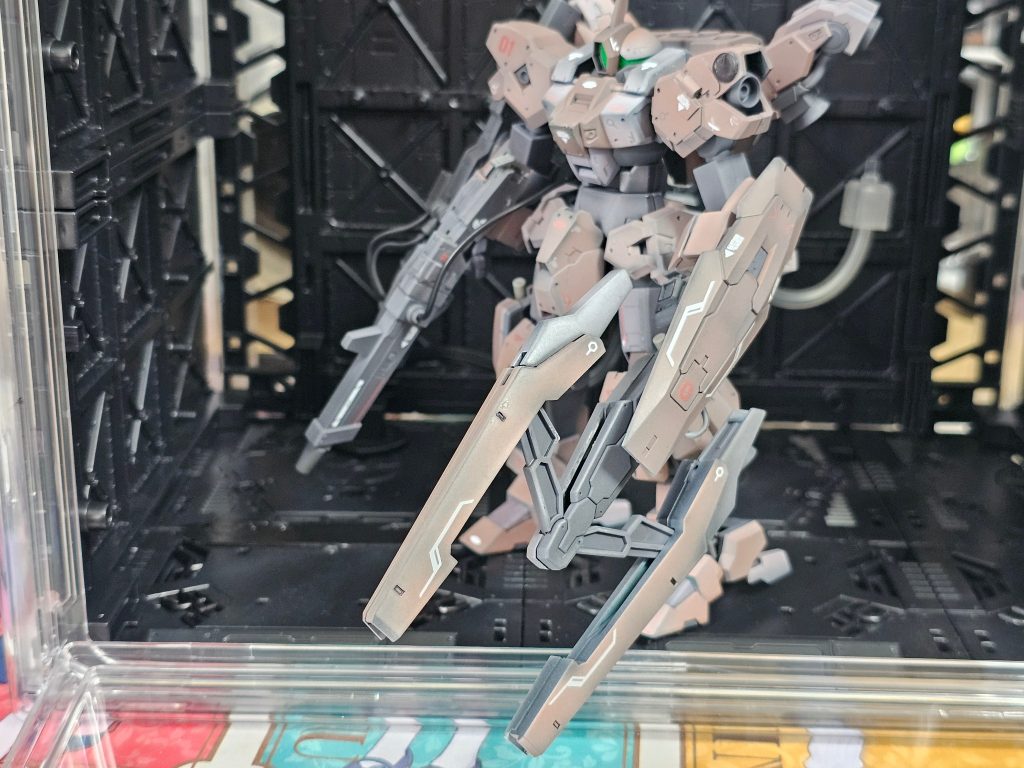 シールドクローは展開可能。