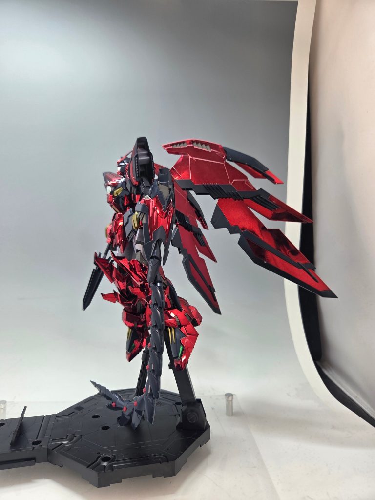 ほとんど塗装せず黒のパーツと金のパーツだけ塗りました色はプリズムブルーブラックと真ゴールドで塗装してますほんとプリズムブルーは何にでも合う最高の色ですね笑このラスボス機なのに儚い感じがとても好きです