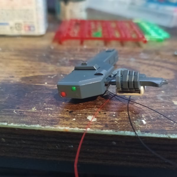 MG ジム括りシリーズ始動です‼️👍どの時系列で進めるか迷いましたが、開発順に組んでいく事に😁☝️パッケージアートがカッコいいのでミサイルランチャーのセンサーにピンクとグリーンを入れてます👍やはりMGはイイですね😅💦💦（6枚目）