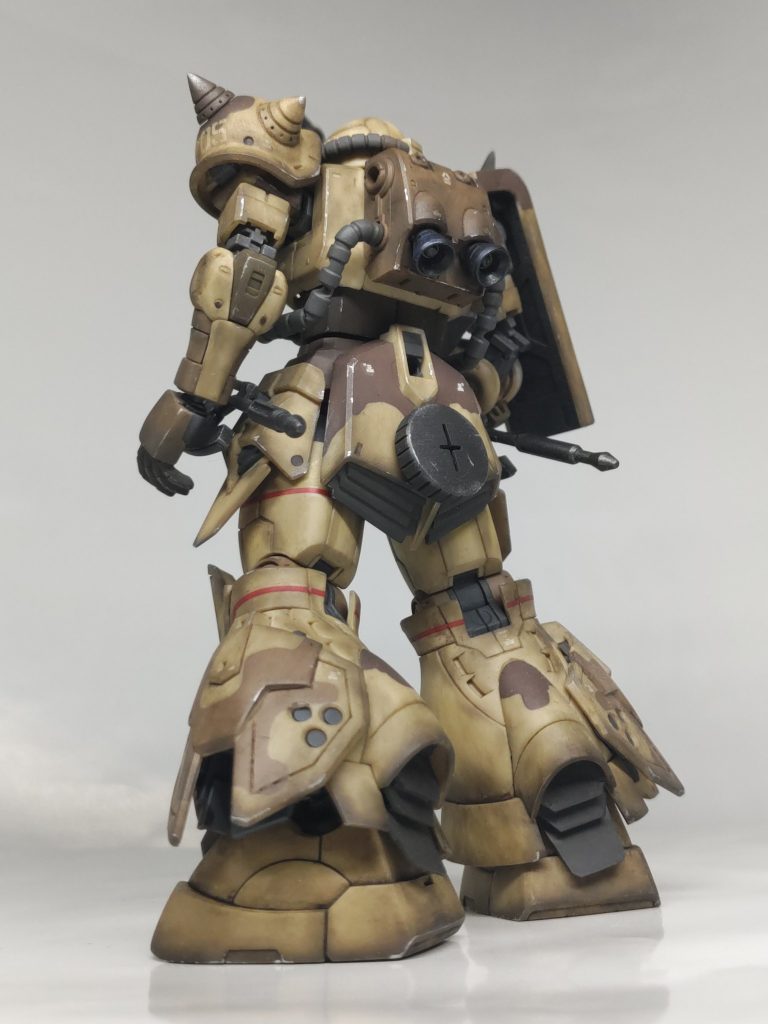 部分塗装は武器類とバーニアを黒鉄色にしたくらいです。合わせ目はショルダーアーマーとザクマシンガンくらいだっかな。