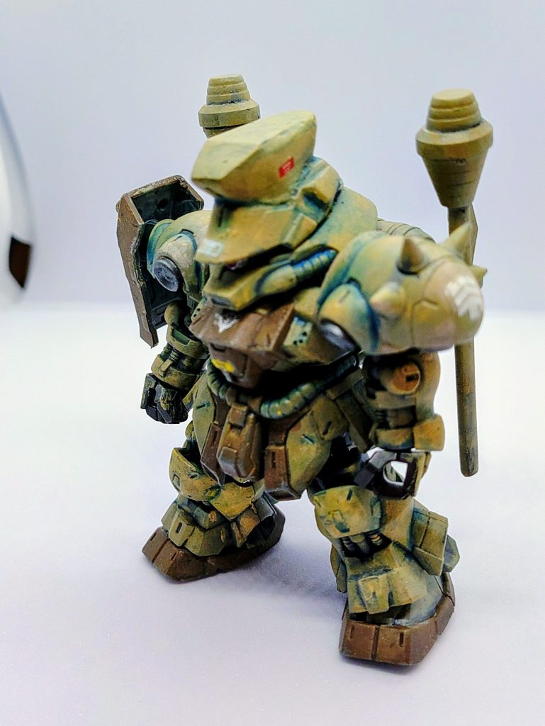 頭は天板部分だけプラバンで作って後はエポパテで作成。盛って削って雰囲気を出しました。後は右肩と後ろのスカート延長だけ工作して雰囲気を追いかけました。