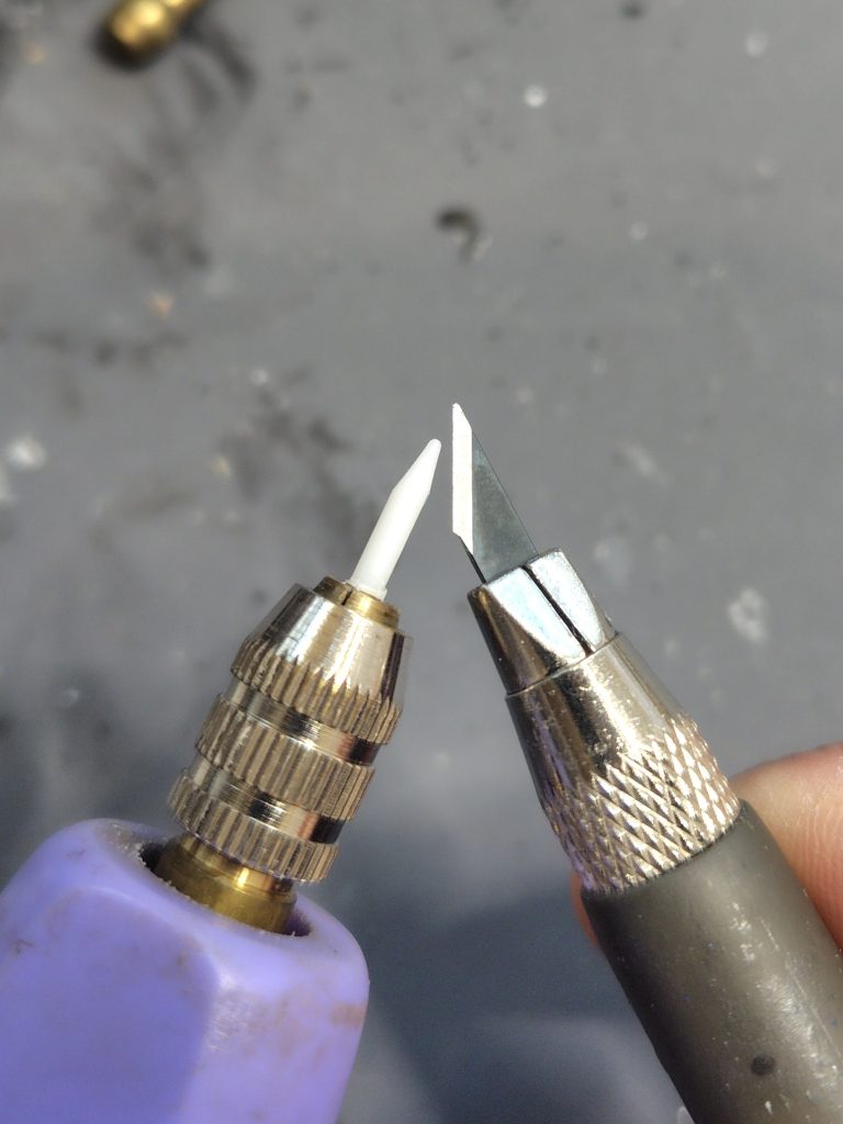 ファンネルミサイルの製作工程です。リューターにプラ丸棒を取り付けて、削って、全体を作らなくても発射煙で後部は見えなくなるので、先端部だけ作ります。