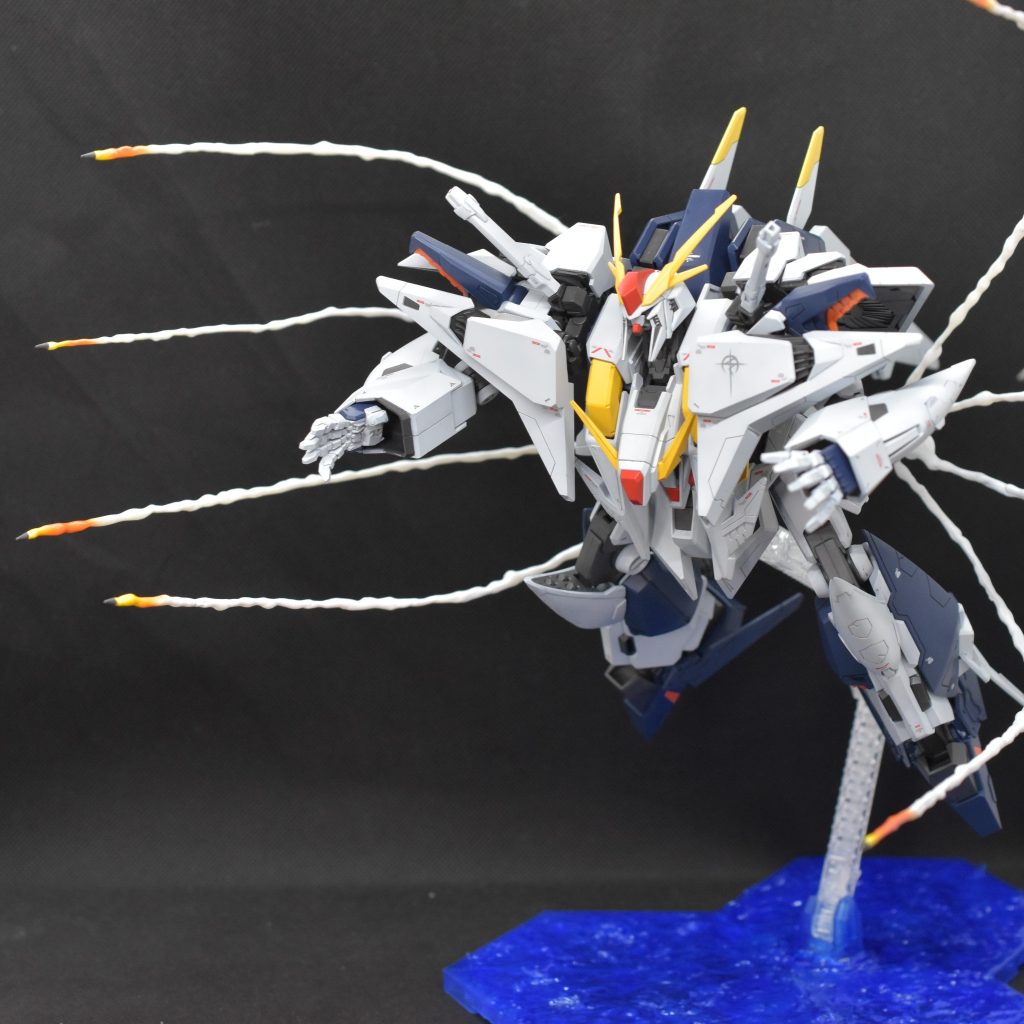 ファンネルミサイルのエフェクトは自作です。公式のエフェクトセットはクリアパーツだったので、劇中の発射煙を再現してみたかったのでチャレンジしてみました。台座は、モデラー仲間の方がウォーターテクスチャでやっているのをヒントに、私はDAISOのレジンで海面を表現してみました。