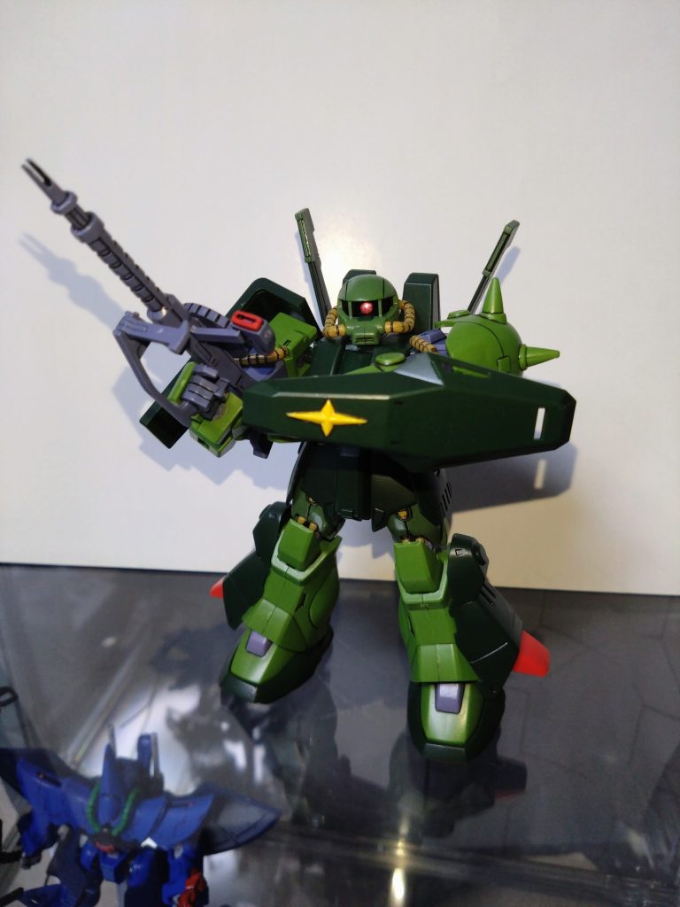 キットはシールだったので、モノアイをHアイズに変更しました。