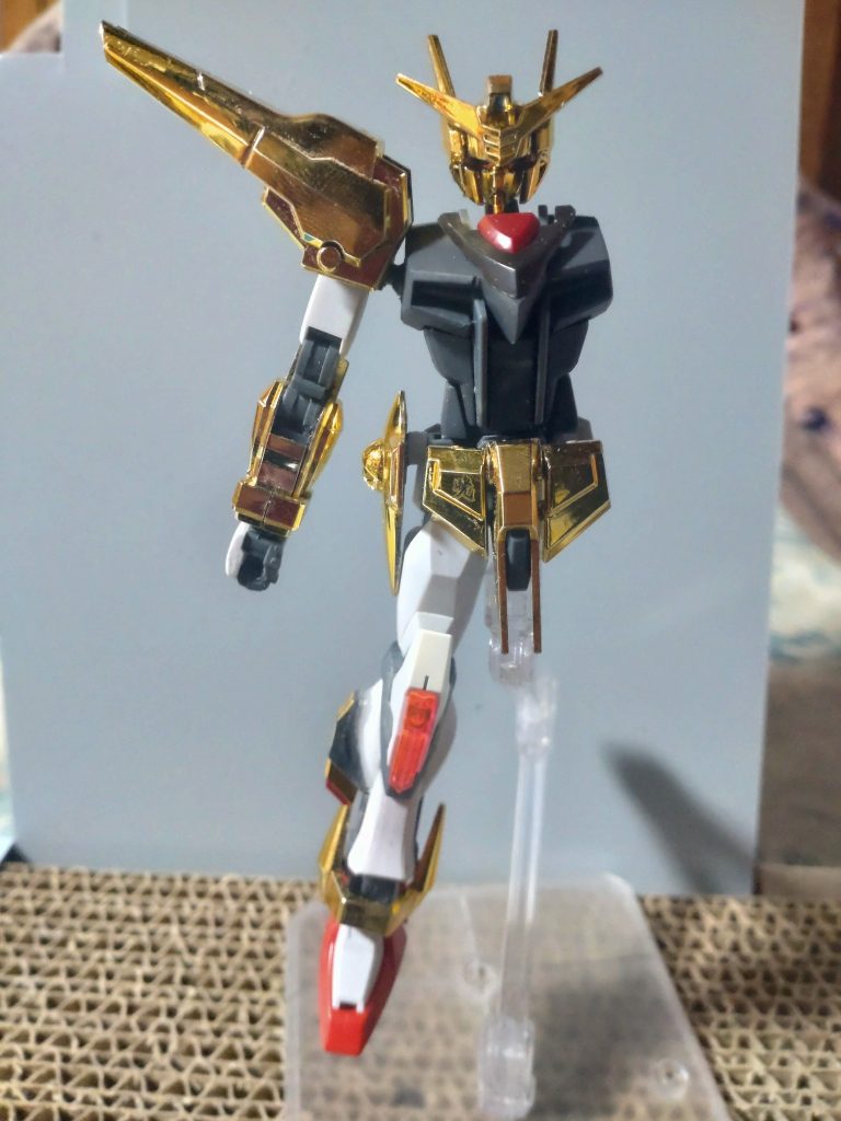膝パーツがどうしたらいいかな〜と思い気がついたら体が動いてまして、ビルドストライクエクシードギャラクシーの膝でええやんと思いつけてみましたなにも塗ってないと、こいつやったわって感じが出ますが、関節パーツに色を合わせることでそういうパーツに見えてくるマジックですね
