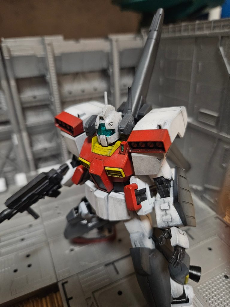 ヘッドバルカンユニットはセンサーを追加してガンダムマークIIに採用され、アンテナ部は二本あった方がいいということでジムⅢは二本アンテナとなる