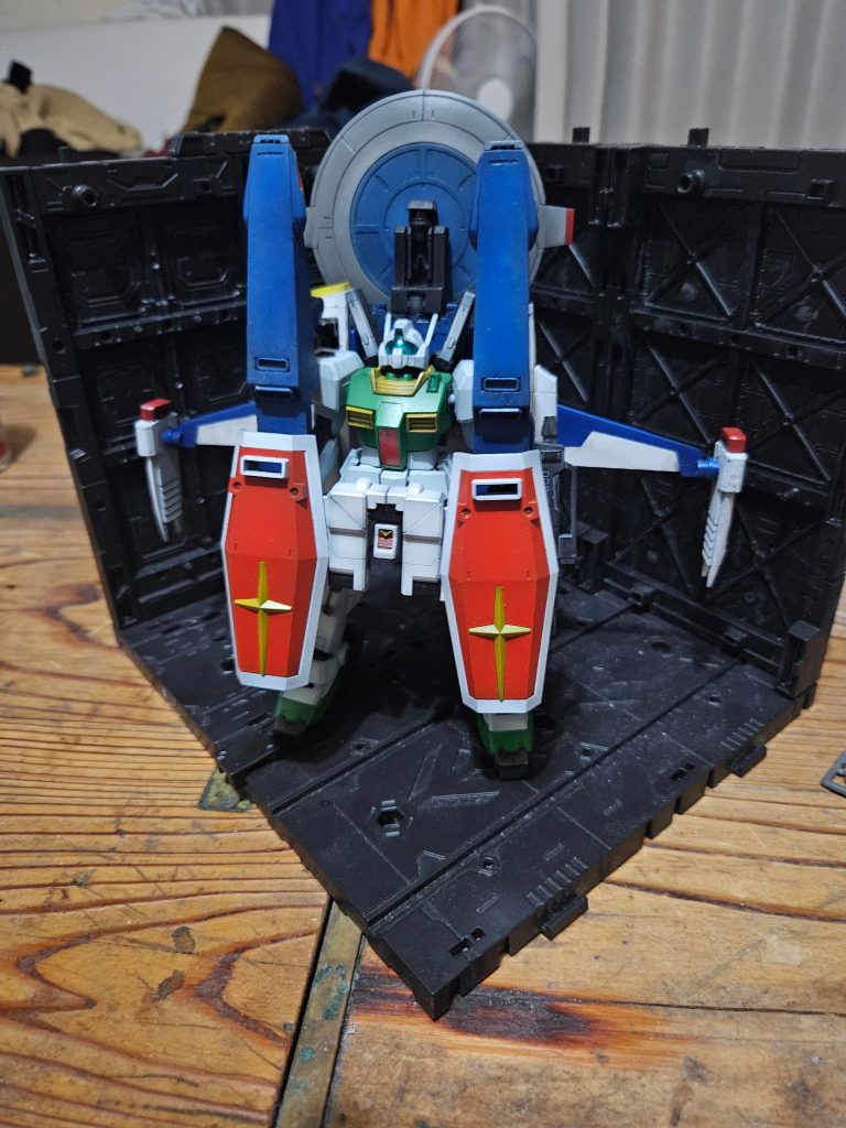 高速移動形態(フライヤーモード)スーパーガンダムと違いコアファイター部(ノーズ部)が無い為、航空機の様な見た目はしていないが推力が一点に集中し性能的にはGフライヤーに劣らない推力を発揮する情報が少ないがシスクードという機体データも参考にしたらしい
