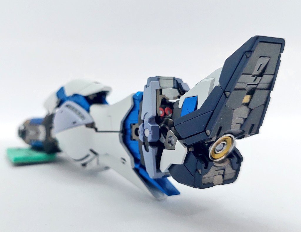 作品名：ナラティブガンダム進捗<p>外装の塗装に入りました モチベアップのため脚部を組んでみました 上がるワァ…☺</p>
