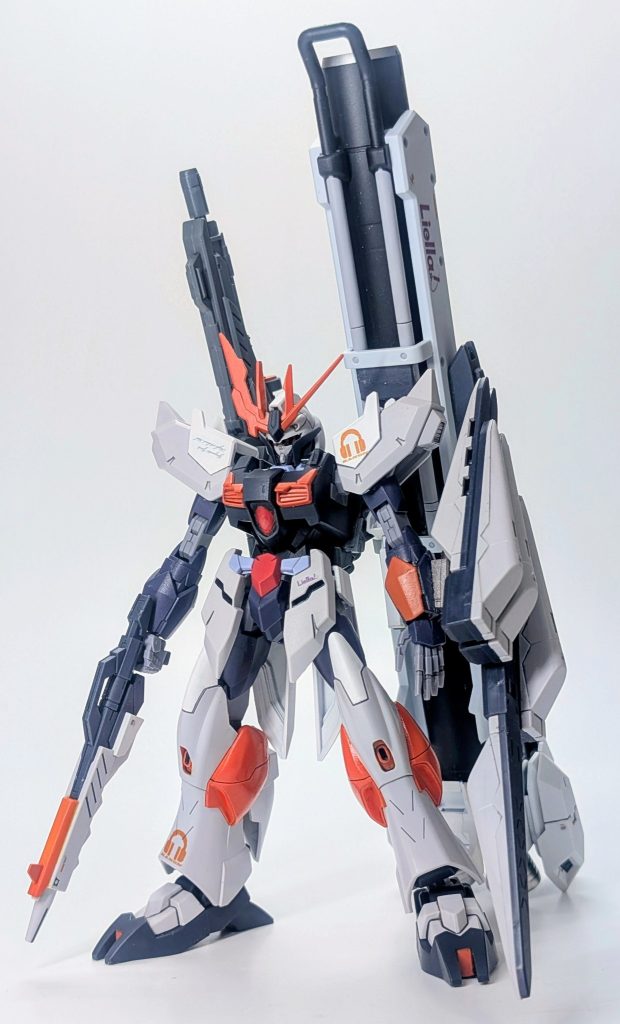 シルエット的には福岡νガンダムを参考にしました。フィン・ファンネルは腕のシールドのように装備しておくことにしました。何かこの装備状態なにげに良いなと思ってます♪ファンネルバリアが可能ならこのままバリア張ってシールドがわりにも出来たりしないだろうか？(難しい討論したいわけじゃなくて格好良いか悪いか云々の厨二病パッションですw)