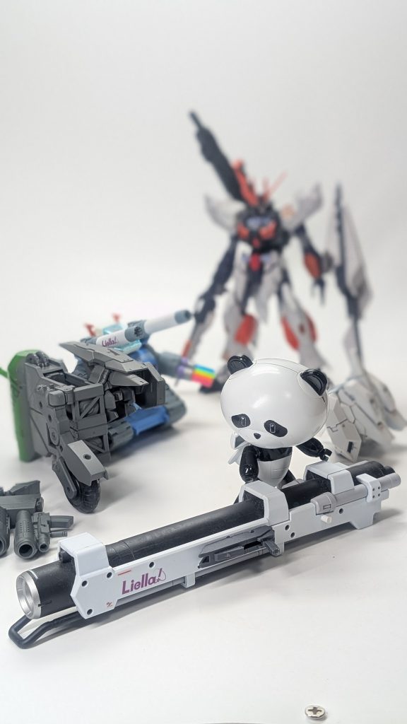 パンダシステムの砲身を外して、フェイクνカノン ガンダムのロングレンジファンネルの砲身を取り付ける作業をパンダッガイにしてもらいます。ガンタンク本体では出来ないので（笑）