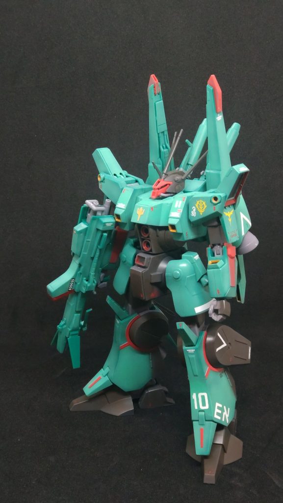 モノアイは別作品のHGを作り過ぎて余ってたターレットレンズ用のシールを流用しました。角度で撮影時に勝手に光ってるように見えてくれます。