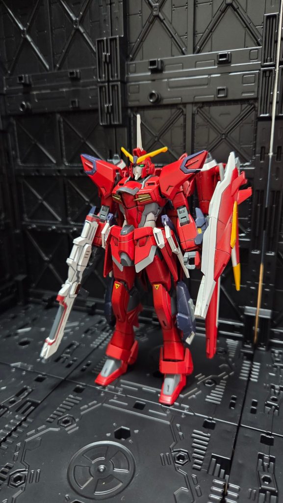 頭部、肩、MA機首、腰横、武器はイモータルジャスティス胸部、腰、背部スラスター、ライジングフリーダム腕部、脚部はHGCEのインパルス背部ビーム砲とウイング、シールド、腰横アーマーはセイバー腕部ビームガンに脚部スラスターはペイルライダーシールドブーメラン化にウイングに磁石使ってイモジャの肩ウイング使って可動ウイングにして後部にペイルライダーの部品でスラスター、サーベルにエクシアのを使用、シールドを腕取り付けにはペイルライダーのシールド用パーツをそのまま利用、シールド裏を変形用に加工してプラ板でライフルマウント部に取り付けして変形固定用に制作