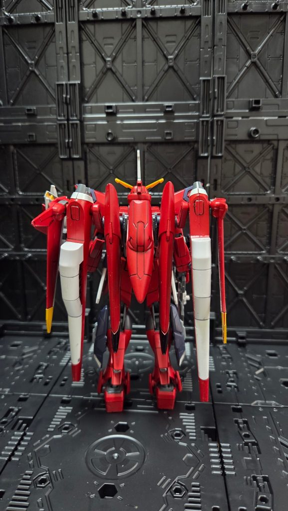バックパックにイモジャのをベースにライフリのジョイントを加工して接着、ライフリのジョイントをセイバーのプラズマ砲アームに加工してセイバー、ライフリ、イモジャのミキシングバックパック変形時のライフルマウントにプラズマ砲とライフルに磁石でイモジャの肩部にインパルスの腕は取り付け方式違うからそこも加工して取り付けペイルライダーのビームガンは砲口に穴開けてサーベルエフェクト付けれるように腰横アーマーはセイバーとイモジャのを穴開けて上からイモジャのを固定して