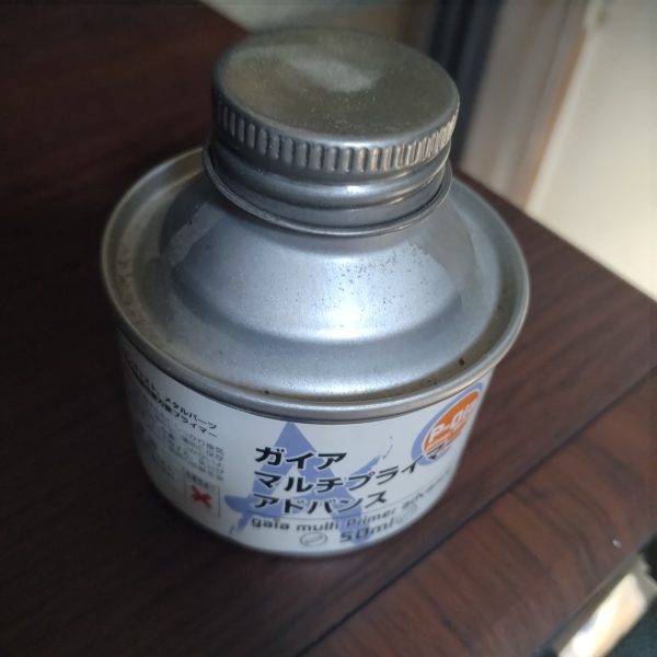 相変わらずの爆睡していて!😅突然の塗装開始です!😄取り敢えず!ミニガンダムとザク関連のプライマー吹かしてからのサフ!ガンダムはライトサフにザクはブラックサフ吹かして!更にガンダムだけホワイト吹かしてます!😀台座も勿論ライトサフ吹かしてます!😄台座のジオンエンブレムにはゴールド吹かしてますので!仕上げ色はエナメル塗料吹かします!😀ビームサーベルは元々プラの物が1本しか同梱してなくて!それは何もしてませんので!探しまくって4本だけ見つけたクリアの普通のサーベルを塗装してます!2本、2本別の種類になっちゃいますが!多分2本ずつ装備しても違和感は無いと思います!😄😀で!続けざまにノイエ・ジール本体のブラックサフ吹かしました!😄(2枚目)