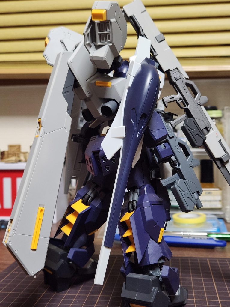 作品名：だんだんデカくなってきました<p>MGヘイズル改の換装が進んで、だんだんアウスラになってきました。トライブースターも特徴的で格好良いデザインですね。先に作ったヘイズル・ラーと、一緒に並べる場所に困りそうです…</p>
