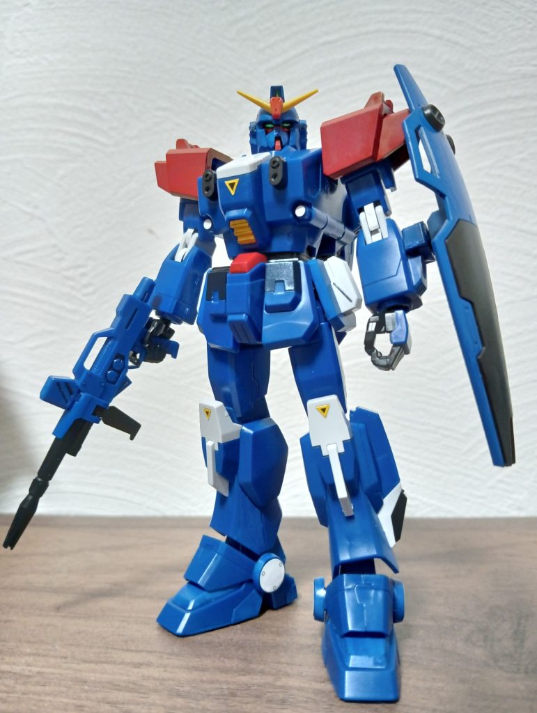 ちなみに新HGのブルーデスティニー2号機の顔のマスクが個人的に気に入らないので、EGガンダムからマスクだけもらいました。ちょっとだけミキシングされています。