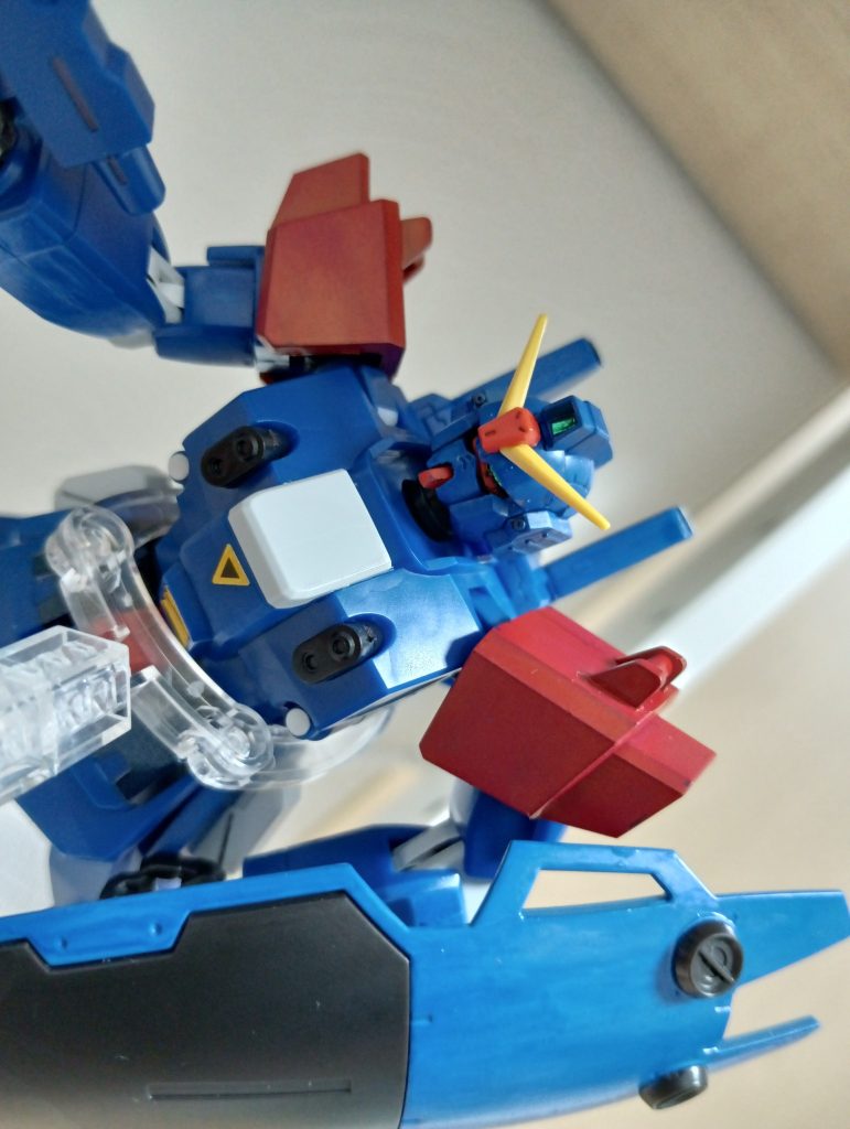 新旧のプラモで旧HGのブルーデスティニー2号機は腕の関節がシールで色分けして白い関節を再現しているので、腕を曲げたり伸ばしたりしているだけでシールが剥がれる危険がありブンドドにはあまり向いていませんね（個人の感想です）