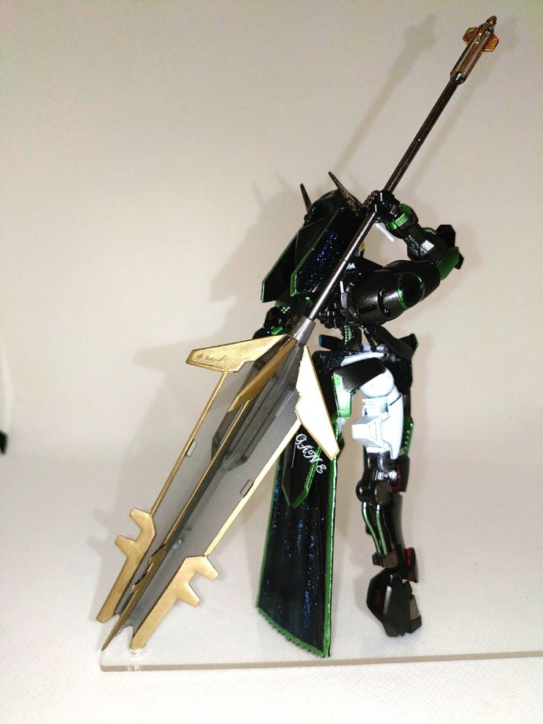 手持ちのガンダムマーカーに銅色が見当たらなかったので瞳の色を意識してメタリックイエローグリーンで代用。娘に色違うと言われた、ゴメンなさいm(_ _)m