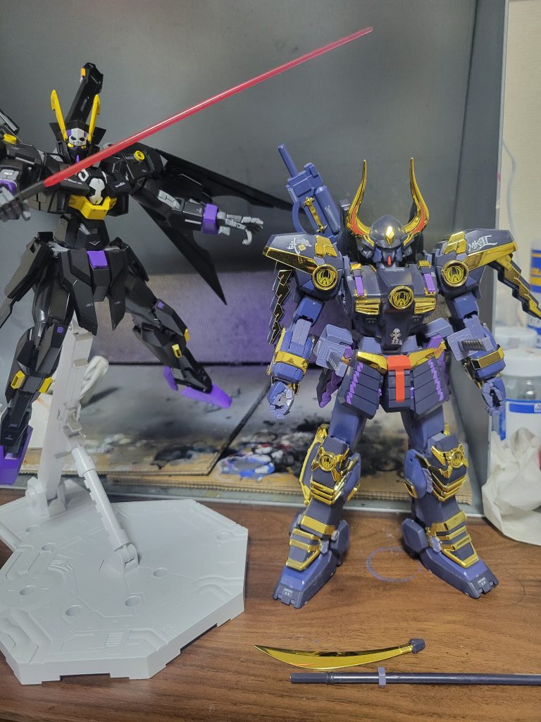 あっ、武者まあくつーがナギナタが折れてたせいか2000円のジャンクで売ってたので以前から欲しかったので買ったやつをあげてしまいました😇　カッコいい😚折れたやつは真鍮線ぶっさしたええんですよ。抽選で当選した南蛮胴具足Ver.も組んで並べたいものです。いよいよ、次の土日に大道芸フェスティバルがあるので終わったらまた作りたいと思います。まずはマスターをプチ改造したものを作って、以前ヤマタノオロチを作ってた方に制作技術が雲泥の差なのに自分もヤマタノオロチガンダム作るけどパクってませんと何を勘違いしたのかコメントしてしまって恥ずかしいのですが、塗装のイメージができたので制作途中のヤマタノオロチガンダムも完成させたいです🐉まっ、そんな感じでただの自己満足ですがGUNSTAに投稿するのがモチベーションになってるので改めまして感謝しています😉それでは、また🫡