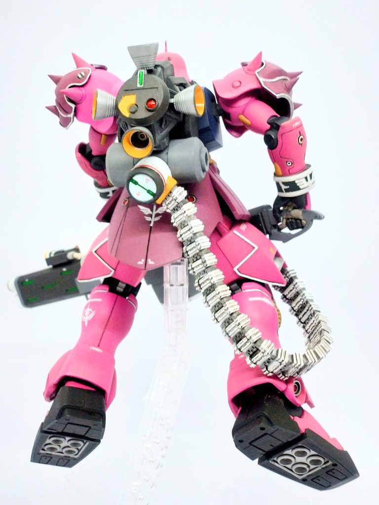 弾倉のベルトはコトブキヤのガトリングガンから持ってきましたが、そのままだと装着出来ないのでバーニアの下の円柱部分を作り直しました😁弾倉はワンセット24pですが、長い方がカッコイイので、6p追加してあります💦