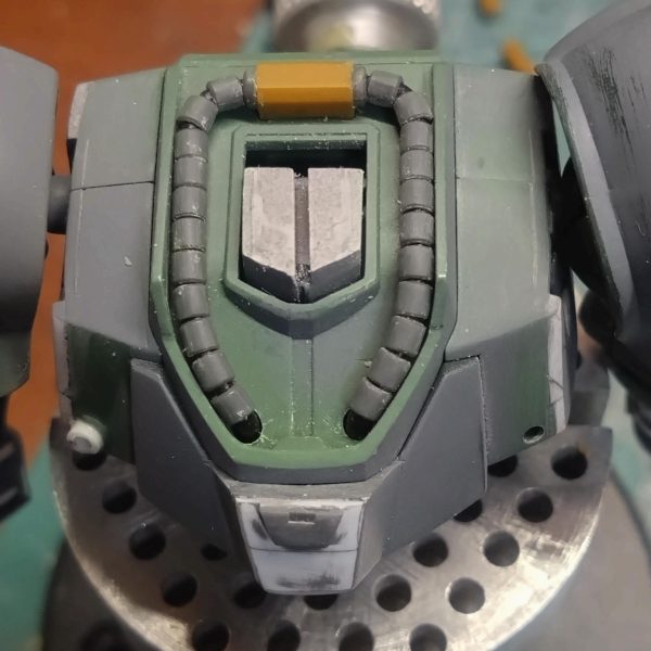 ギラ・ドーガ　③頭部・襟元をパイプに交換しました😆スカートの内側もそれっぽくプラ板とディテールアップパーツでデコレートしてみたのですが…もう少しディテールを加えたらカッコ良くなるかな🤔肩のシールドの裏もプラ板で、フタをしつつデコレーション😸頭部はパイプに置き換えて、精悍な顔立ちになったと自己満足しております😁（3枚目）