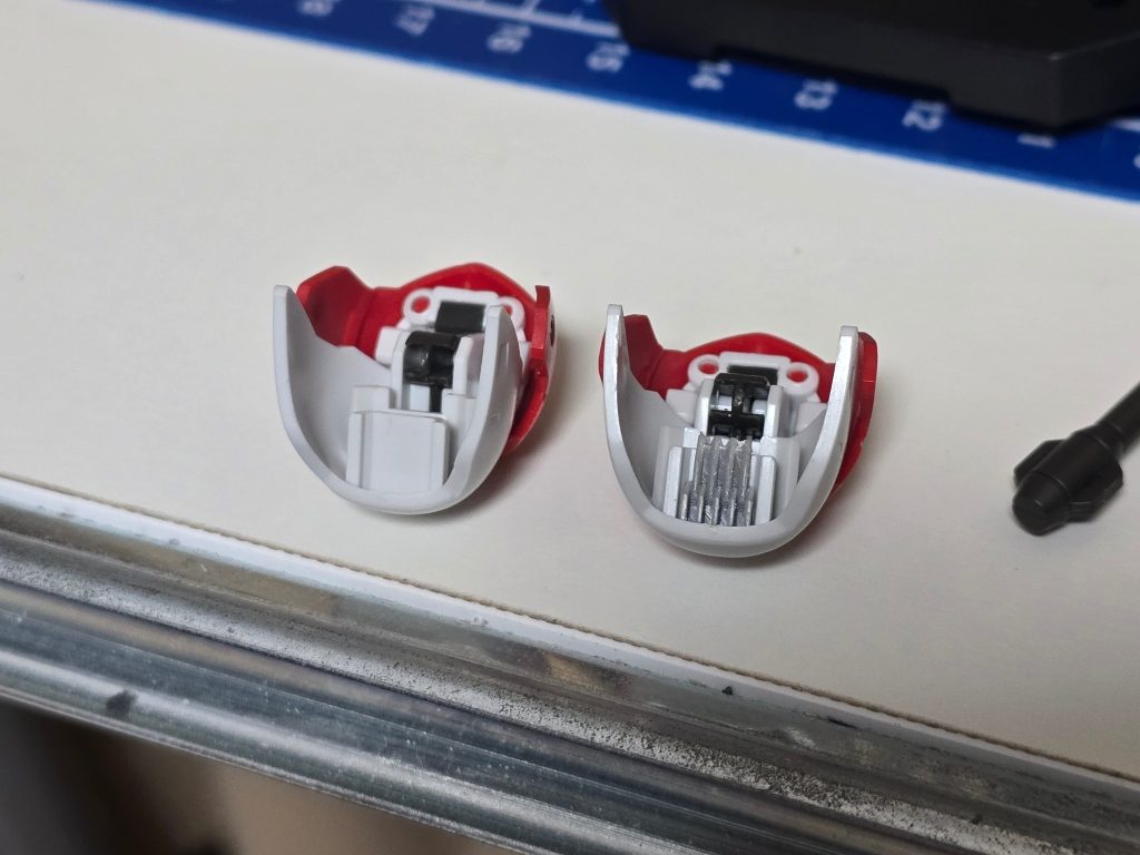 肩アーマー内側のディテール追加。完成時にチラ見えするのがよいです。