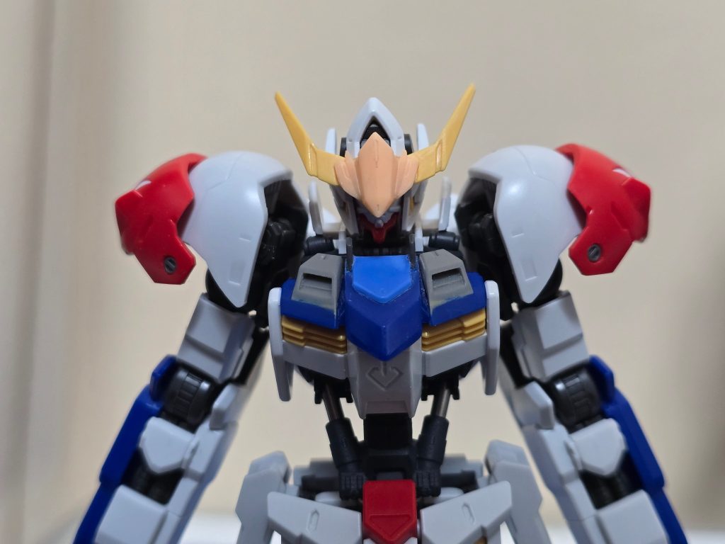 アンテナパーツと胸部装甲の貼り付け
