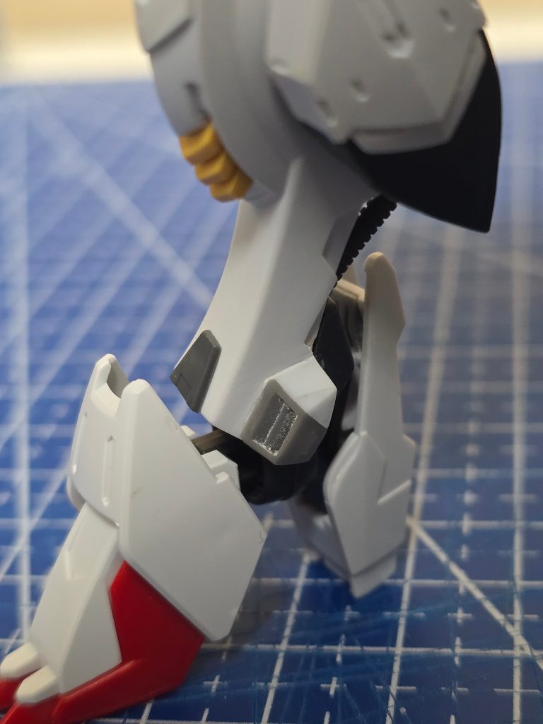 くるぶしインテークの整形。3Dプリンタ製のインテークモールドのうえにプラ板で斜めのラインを作成。